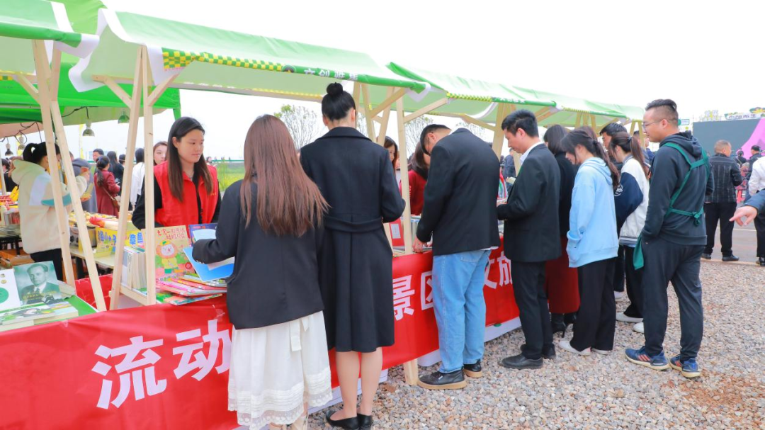 咸安区图书馆举办“流动图书进景区，文旅融合添书香”图书流动车进景区活动