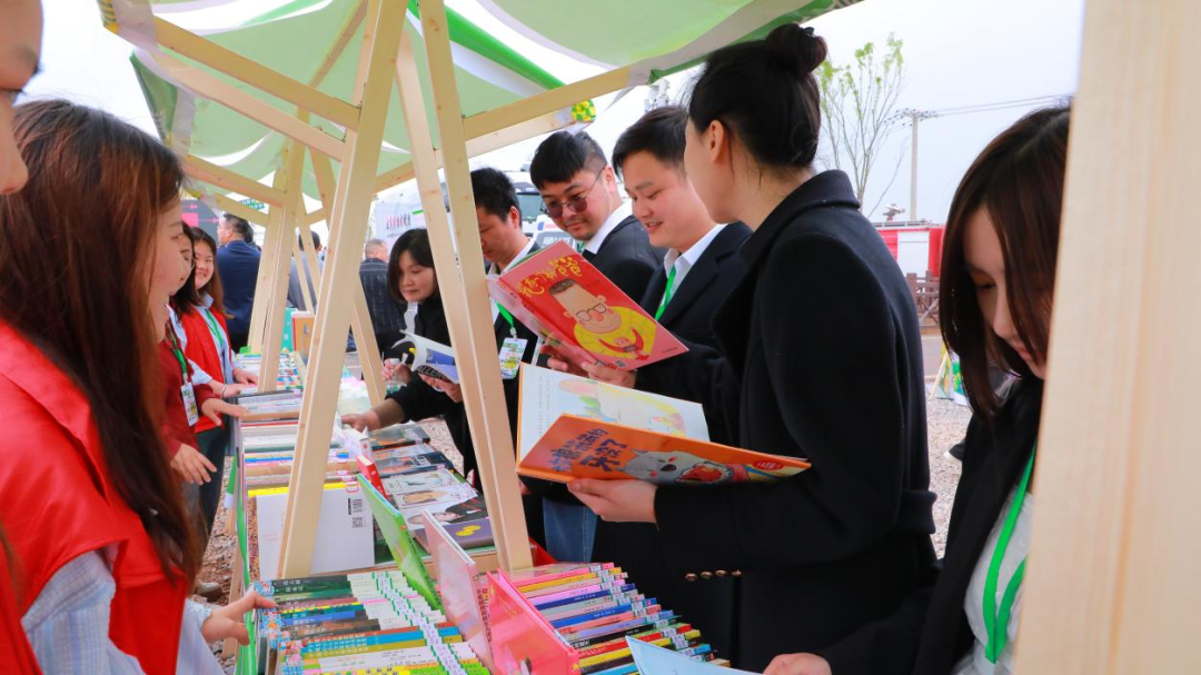 咸安区图书馆举办“流动图书进景区，文旅融合添书香”图书流动车进景区活动