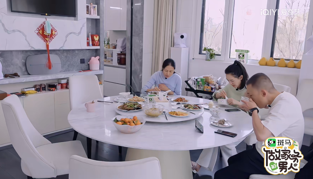 比李嘉欣还爽的内娱阔太：每月拿300万生活费，把老公当儿子哄……