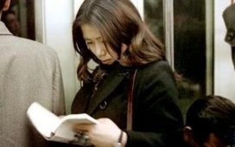 北京地铁上那些读书的人