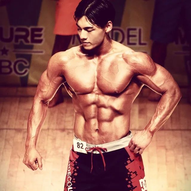 又一大肌霸泡走32岁女私教,网友:美女配野兽,绝了!