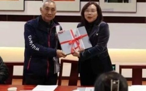 襄阳市图书馆举行《襄阳曲艺名家：郝桂萍》画册捐赠仪式