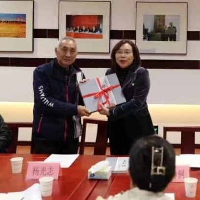 襄阳市图书馆举行《襄阳曲艺名家：郝桂萍》画册捐赠仪式