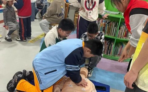 十堰市图书馆少年小课堂举办“急救于心  防范于行”急救知识培训活动