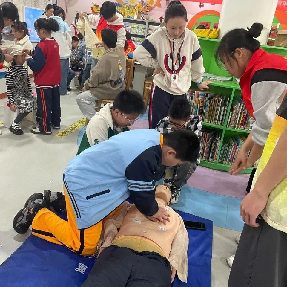 十堰市图书馆少年小课堂举办“急救于心  防范于行”急救知识培训活动