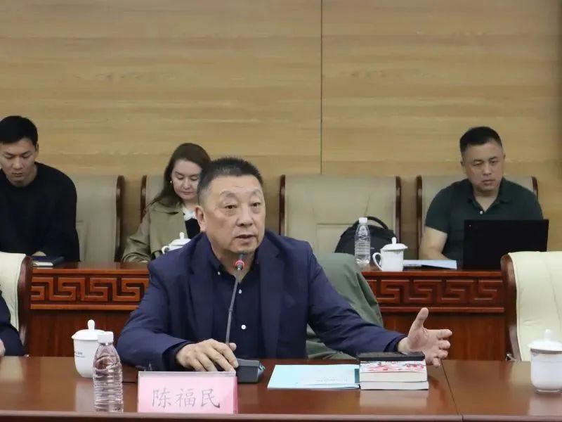 王族长篇小说《零公里》研讨会在北京举行