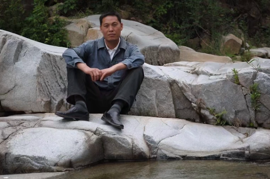 《峡河西流去》他在诗歌里冲天一喊,在散文里游荡故乡