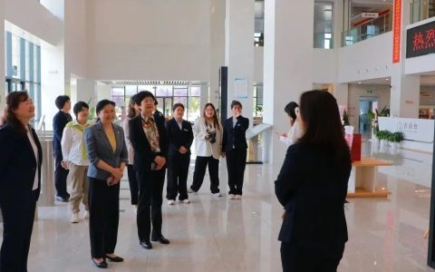 湖北省妇联一行深入咸安区图书馆参观调研