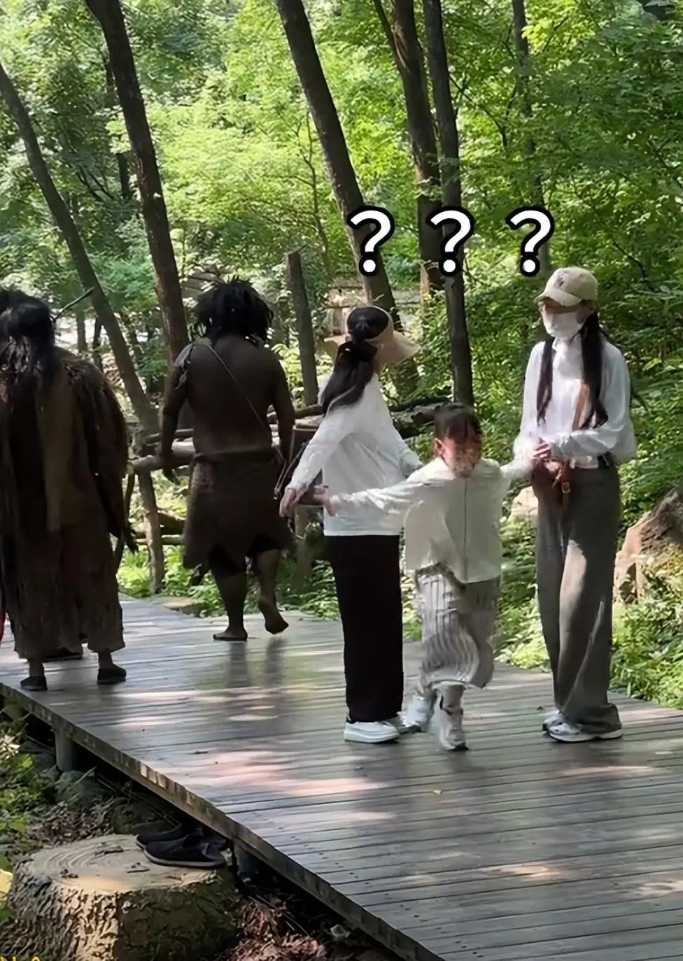 景区“美女野人”身份被扒！千万网红是刘畊宏同事，曾陷霸凌丑闻