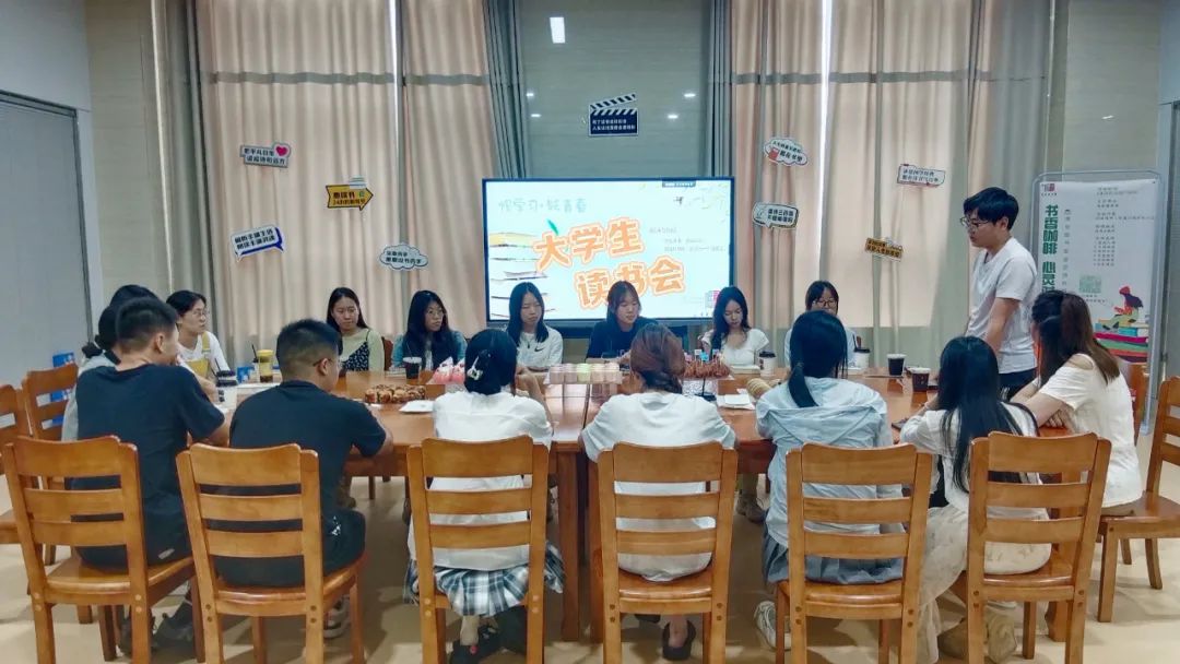 以书会友:房县图书馆青年读书会精彩纷呈