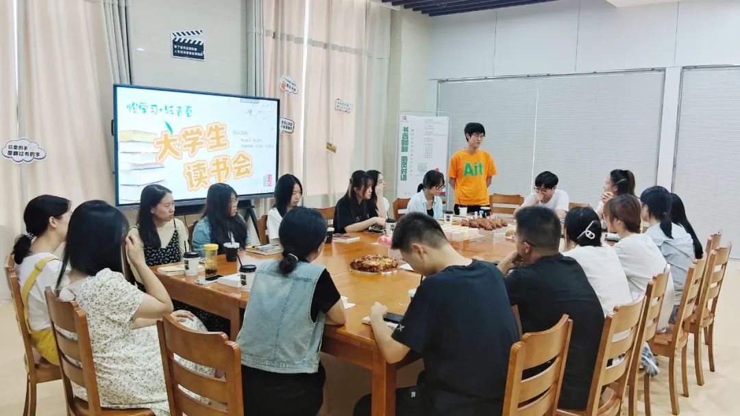 以书会友:房县图书馆青年读书会精彩纷呈