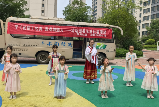 嘀！襄阳市图书馆流动图书车来啦！生活再添书香味儿