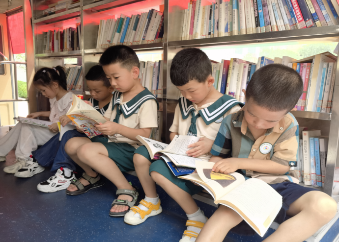 嘀！襄阳市图书馆流动图书车来啦！生活再添书香味儿