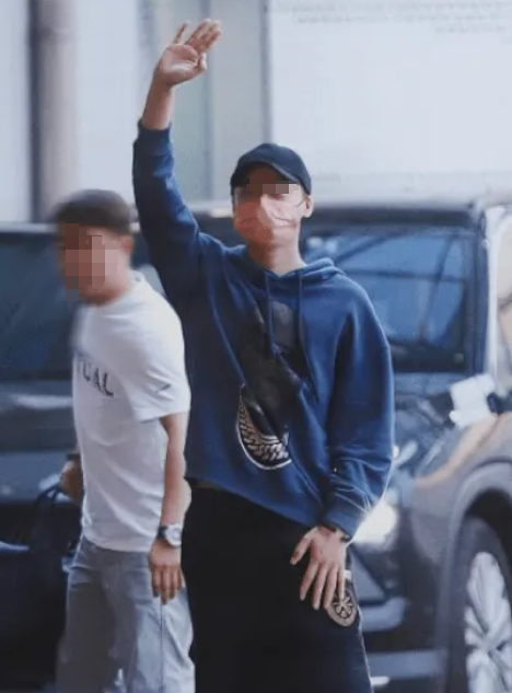 郑爽近照曝光疑整容!发文回应不欠任何人...