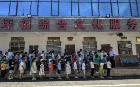 南漳县图书馆“大手牵小手 青春助‘双减’”公益暑托班活动走进薛坪镇分馆