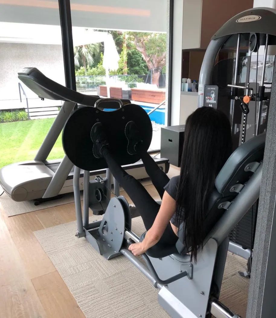 73岁"少女"撩走35岁肌肉小野兽,网友:这身材我沦陷了