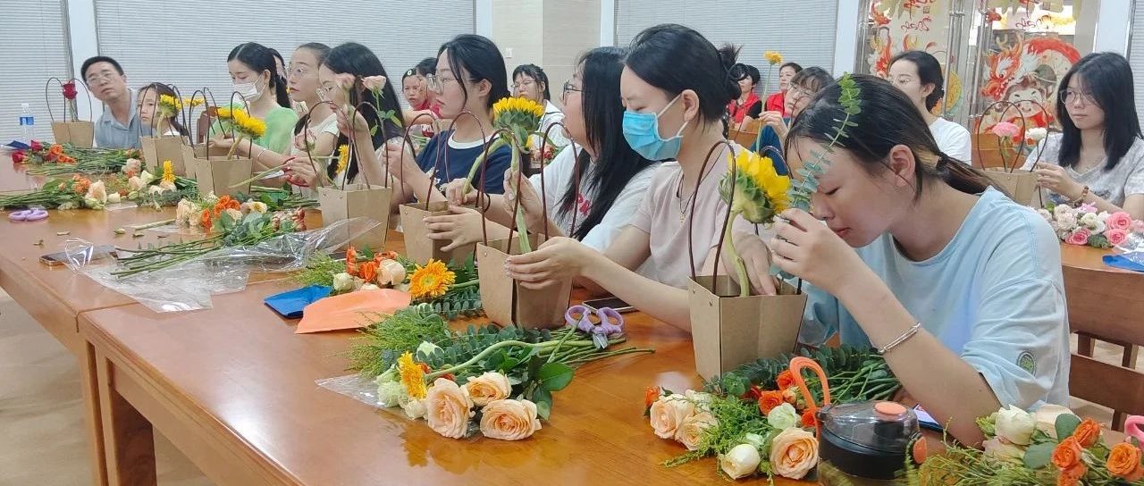 书香为伴 遇见花开：房县图书馆手工插花公益课堂开课啦！