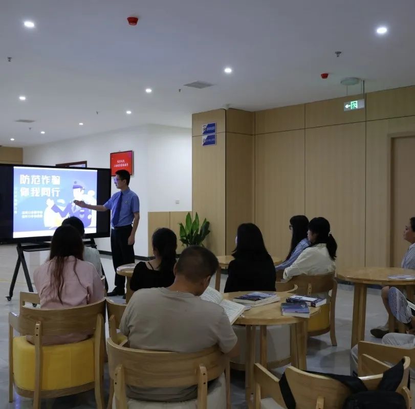 老河口市图书馆联合市检察院开展反诈知识宣传