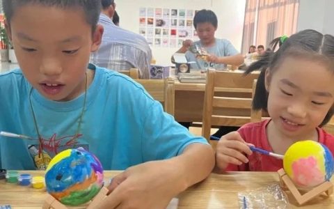 老河口市图书馆开展“手心里的月亮”中秋节手绘月球灯DIY制作活动