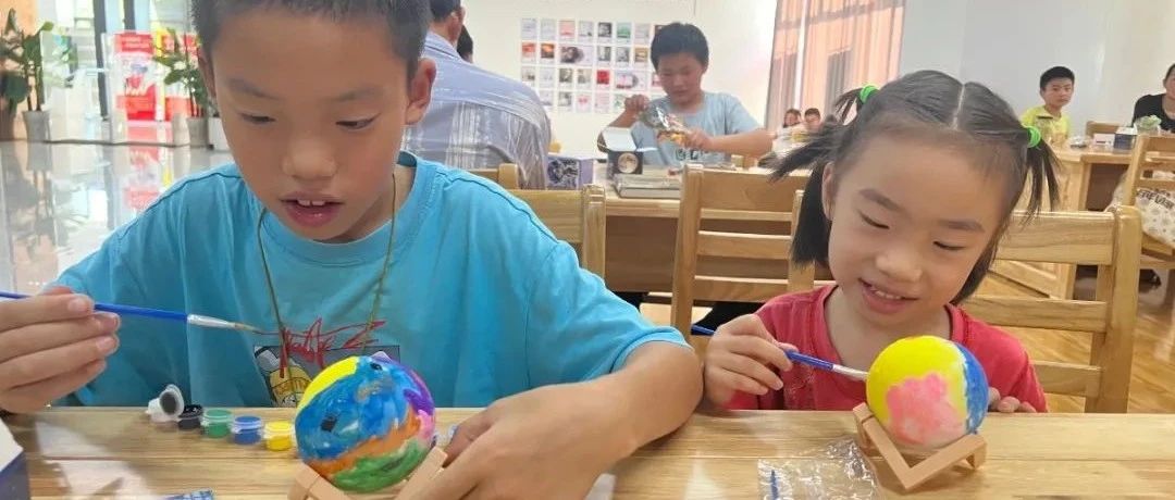 老河口市图书馆开展“手心里的月亮”中秋节手绘月球灯DIY制作活动