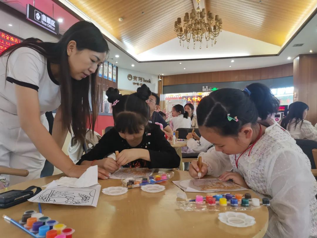 房县图书馆以“书香国庆·智慧启航”为主题，举办系列精彩活动