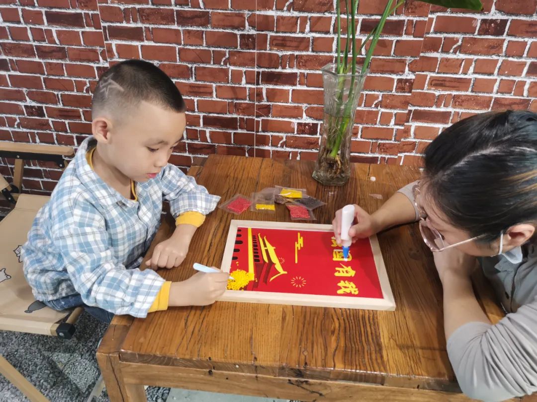 房县图书馆以“书香国庆·智慧启航”为主题，举办系列精彩活动