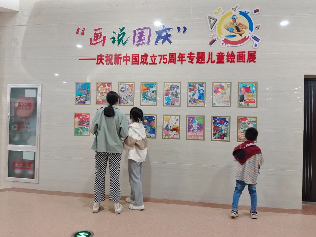 房县图书馆以“书香国庆·智慧启航”为主题，举办系列精彩活动