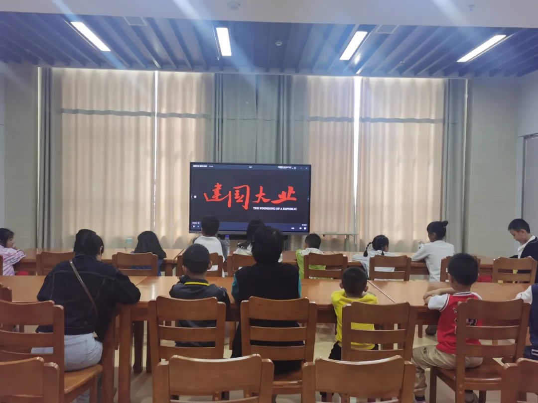 房县图书馆以“书香国庆·智慧启航”为主题，举办系列精彩活动