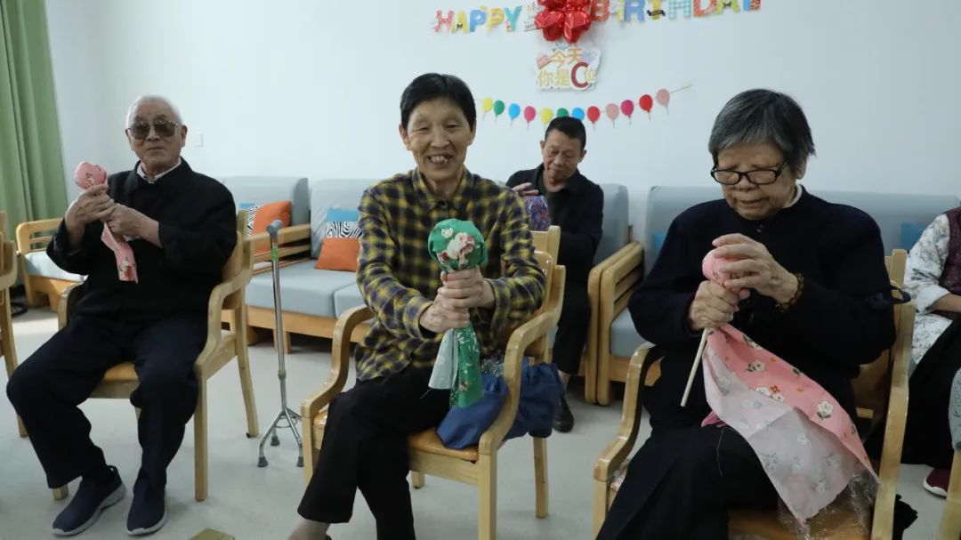 咸安区图书馆开展“九九重阳献爱心 书香情暖送安康”志愿活动