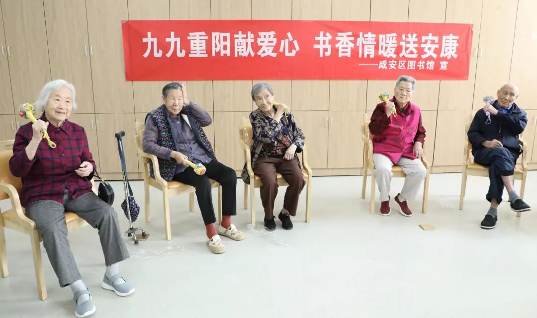 咸安区图书馆开展“九九重阳献爱心 书香情暖送安康”志愿活动