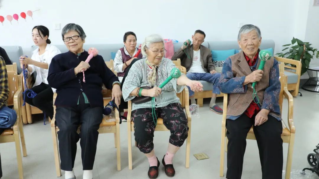 咸安区图书馆开展“九九重阳献爱心 书香情暖送安康”志愿活动