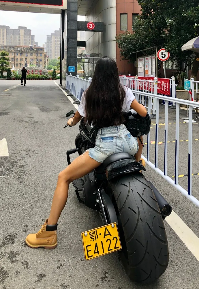 武汉95后体育老师化身“比基尼女神”,这身体我馋了...