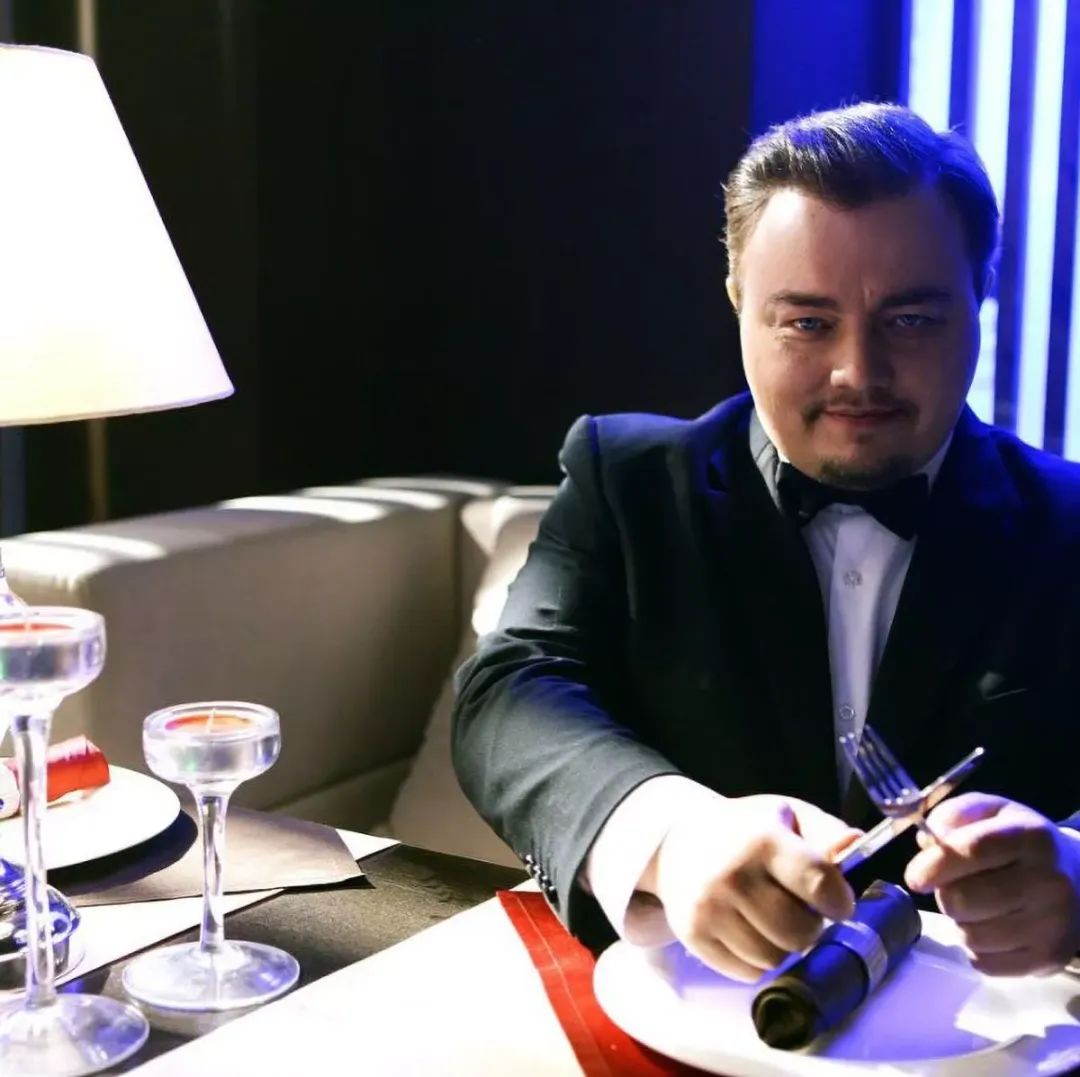 俄罗斯大叔因为长相神似小李子而爆火，几年后他却入不敷出，甚至为了钱走上战场…