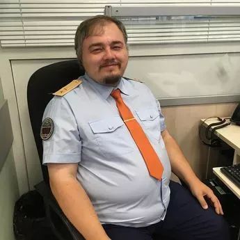 俄罗斯大叔因为长相神似小李子而爆火，几年后他却入不敷出，甚至为了钱走上战场…