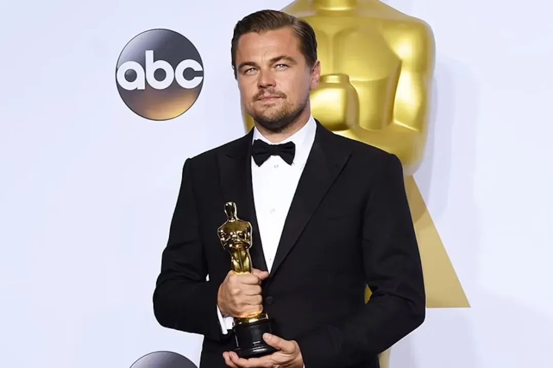 俄罗斯大叔因为长相神似小李子而爆火，几年后他却入不敷出，甚至为了钱走上战场…