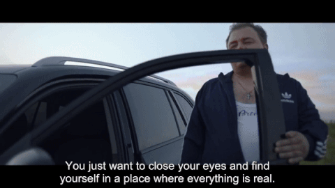 俄罗斯大叔因为长相神似小李子而爆火，几年后他却入不敷出，甚至为了钱走上战场…