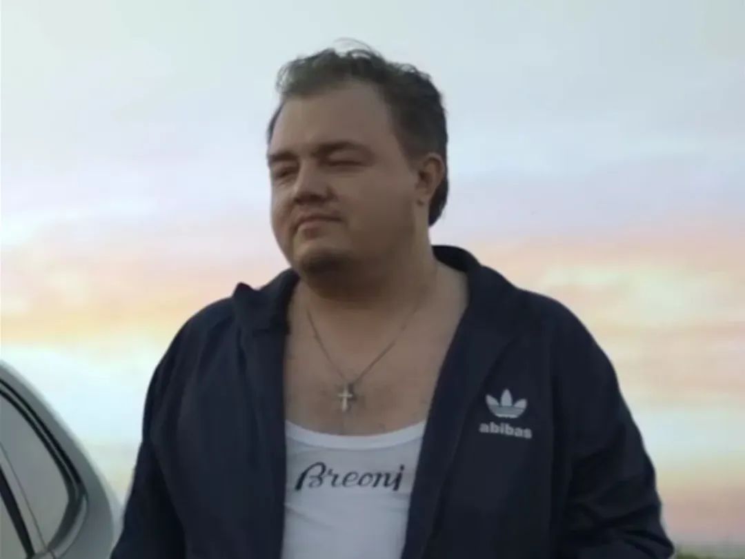 俄罗斯大叔因为长相神似小李子而爆火，几年后他却入不敷出，甚至为了钱走上战场…