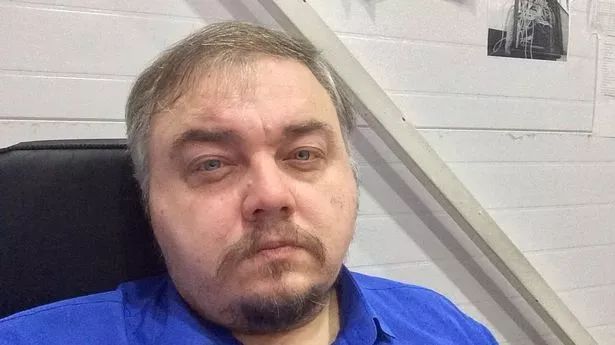 俄罗斯大叔因为长相神似小李子而爆火，几年后他却入不敷出，甚至为了钱走上战场…