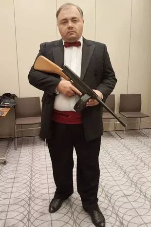 俄罗斯大叔因为长相神似小李子而爆火，几年后他却入不敷出，甚至为了钱走上战场…