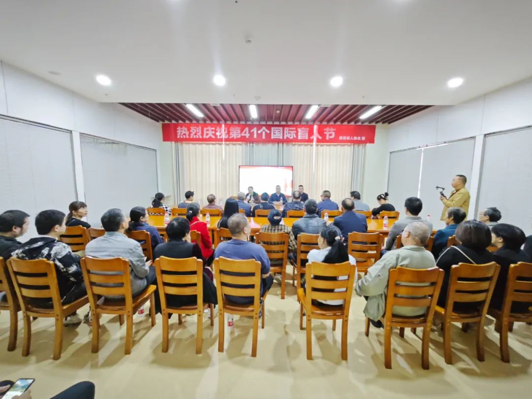 房县图书馆开展“用心聆听 阅光同行”文化助盲活动