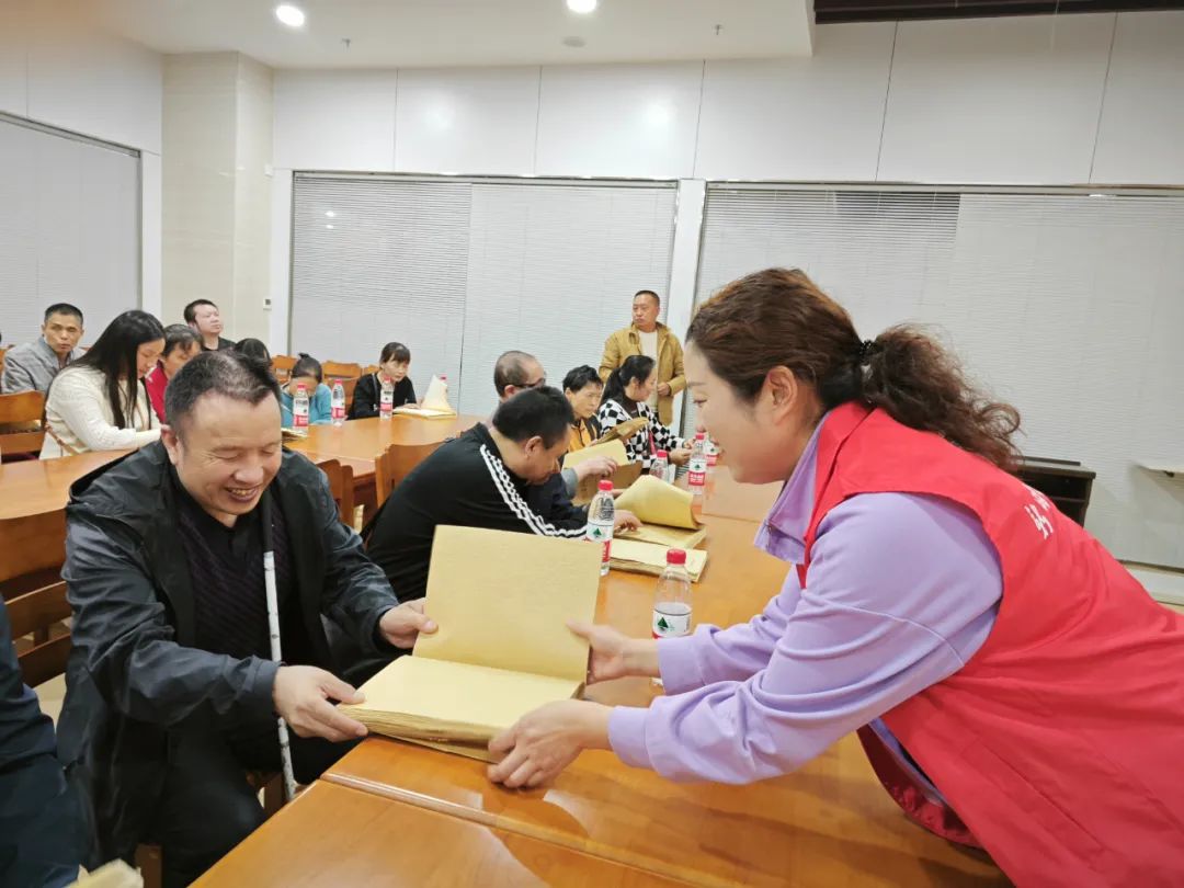 房县图书馆开展“用心聆听 阅光同行”文化助盲活动