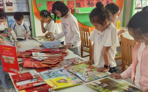 十堰市图书馆举办“小雅姐姐讲绘本”红色绘本展