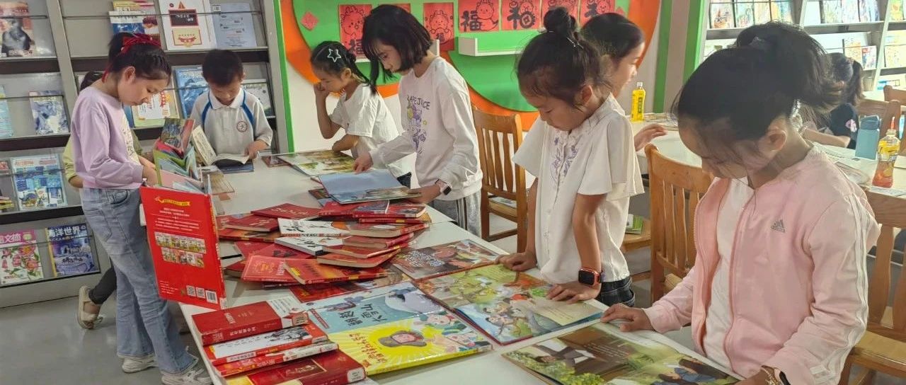 十堰市图书馆举办“小雅姐姐讲绘本”红色绘本展