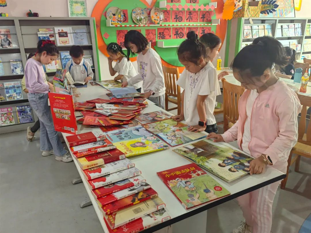 十堰市图书馆举办“小雅姐姐讲绘本”红色绘本展