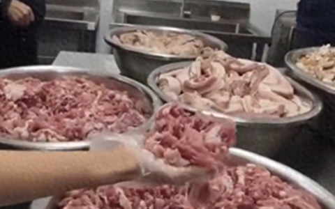 拿下！昆明长丰学校臭肉事件后续！涉事人员都抓，尤其发笑红衣女