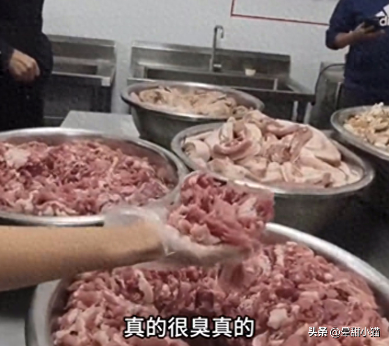 拿下!昆明长丰学校臭肉事件后续!涉事人员都抓,尤其发笑红衣女