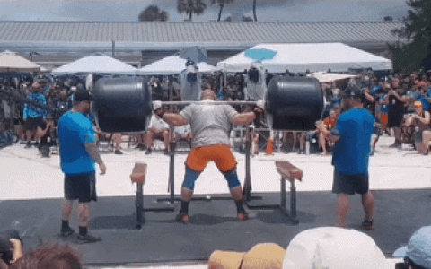 辣妹健身房被“断头”，当场死亡！！求你别再瞎练了...