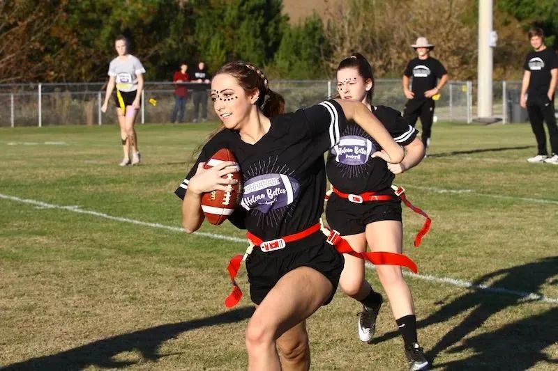 飞盘热度未息，橄榄球辣妹又上场，网友：“媛媛不断”？