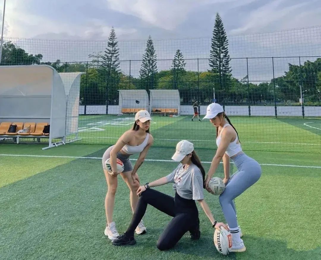 飞盘热度未息，橄榄球辣妹又上场，网友：“媛媛不断”？