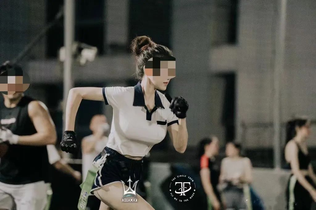 飞盘热度未息，橄榄球辣妹又上场，网友：“媛媛不断”？